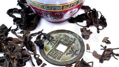 <strong>普洱茶</strong>，生茶和准备好的茶在中国碗里